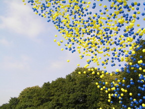 ayn� anda rengarenk 400 u�an balon b�rakma