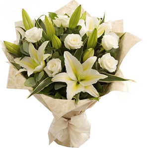 3 dal kazablanka ve 7 adet beyaz g�l buketi