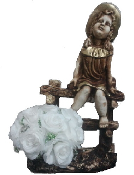 50 cm y�ksekli�inde �it �zerinde oturan biblo k�z bebek ve 10 adet beyaz g�l